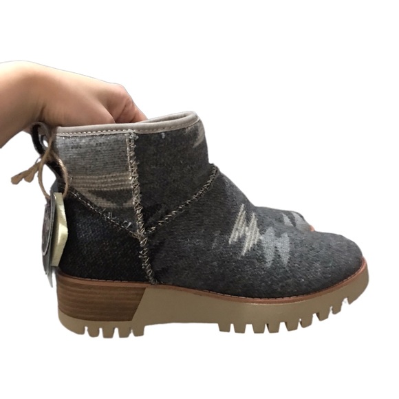 Bionica Candia Shearling Boots in Grey Pattern 6.5M, New - Picture 3 of 11